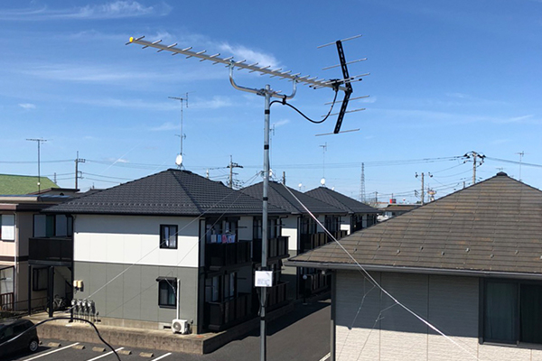 屋根上に取り付けた八木式アンテナ