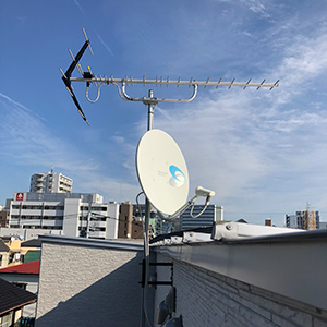 壁面に取り付けた八木式アンテナとBS/CSアンテナ