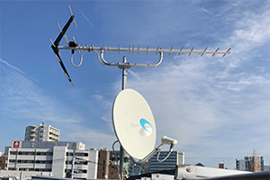 壁面に取り付けた八木式アンテナとBS/CSアンテナ