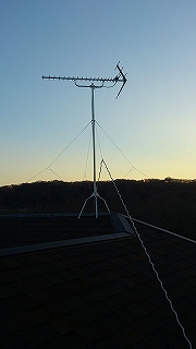 屋根上に設置したUHFアンテナ