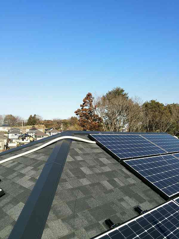 太陽子パネルを設置した屋根