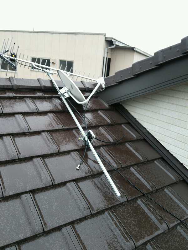 屋根がツルツル！雨の日のアンテナ工事は危険
