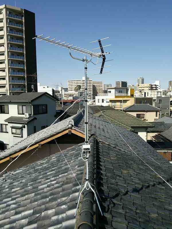 屋根上に設置したUHFアンテナ