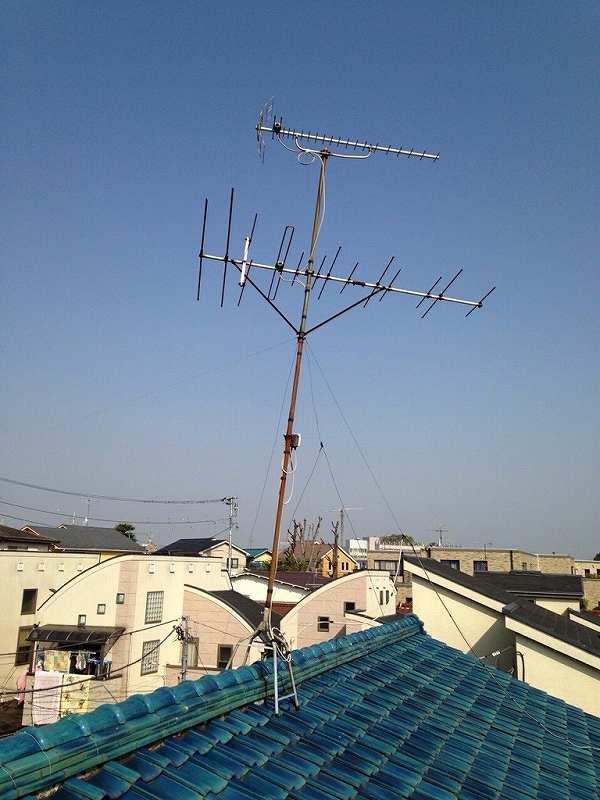 傾いた屋根上のテレビアンテナ