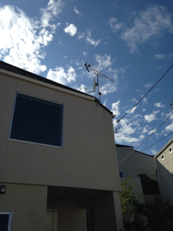 UHFアンテナとBS/CSアンテナを設置した戸建住宅