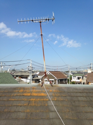 屋根上のUHFアンテナ