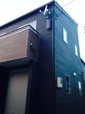 デザインアンテナとBS/CSアンテナを外壁に取り付けた戸建住宅