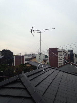 屋根上に設置したUHFアンテナとBS/CSアンテナ