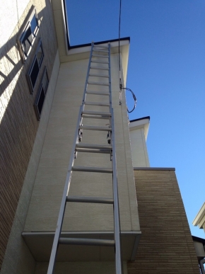外壁に立てかけた梯子