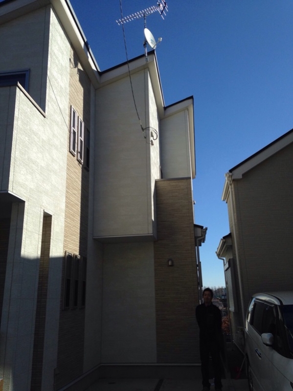 戸建住宅前の男性