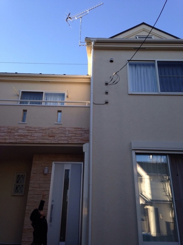 UHFアンテナを指さす少年