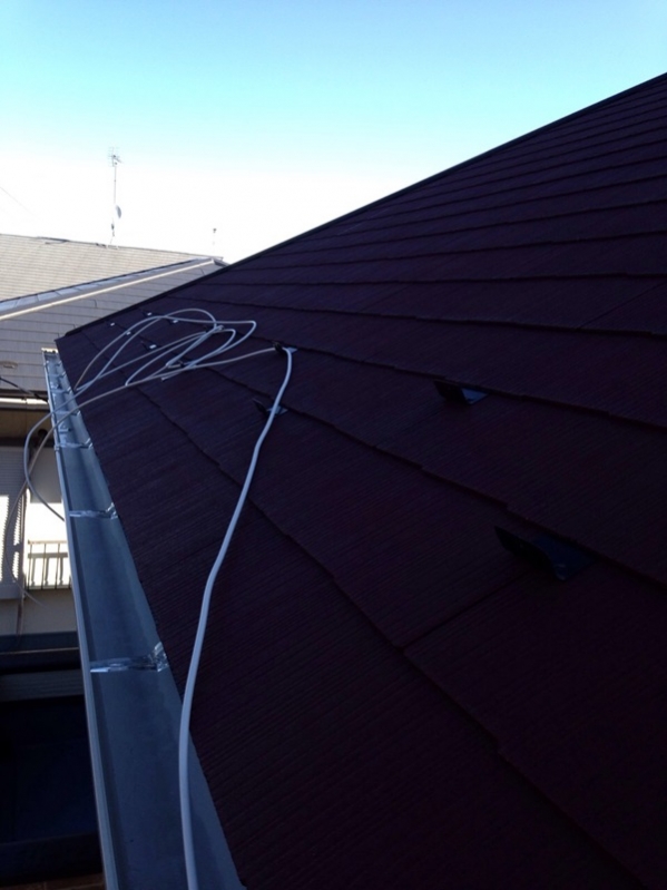 屋根上の同軸ケーブル