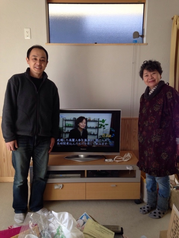 テレビ前の夫婦