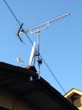 破風板のUHFアンテナとBS/CSアンテナ