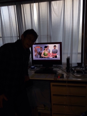 テレビ横の男性