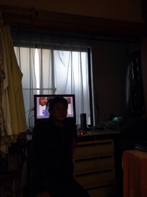 テレビ前の男性