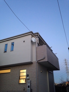 デザインアンテナとBS/CSアンテナを設置した戸建住宅