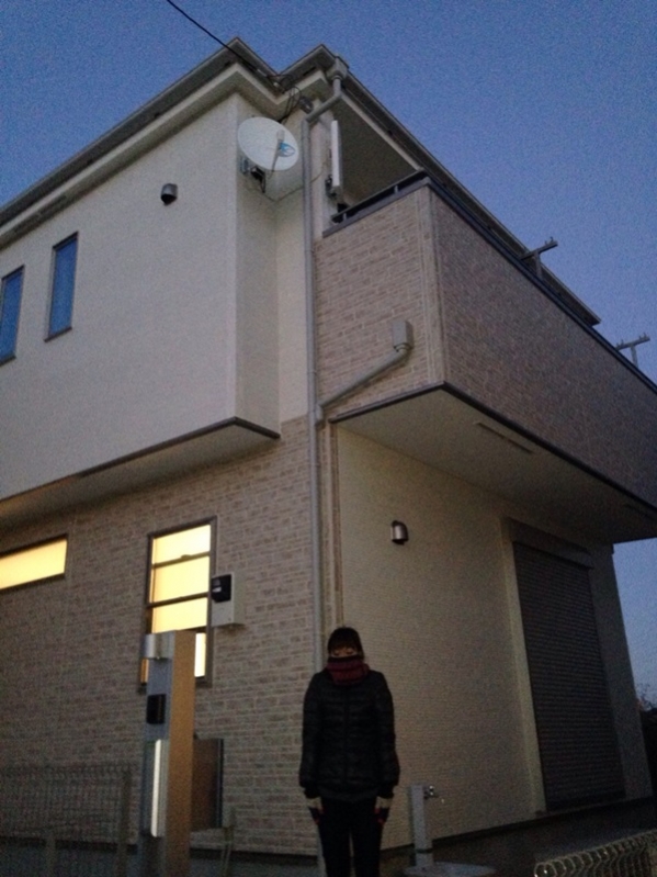 戸建住宅前の女性