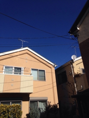 UHFアンテナとBS/CSアンテナを設置した戸建住宅