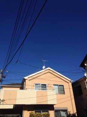 UHFアンテナとBS/CSアンテナを設置した戸建住宅