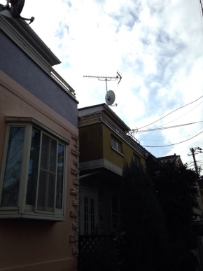UHFアンテナとBS/CSアンテナを設置した戸建住宅