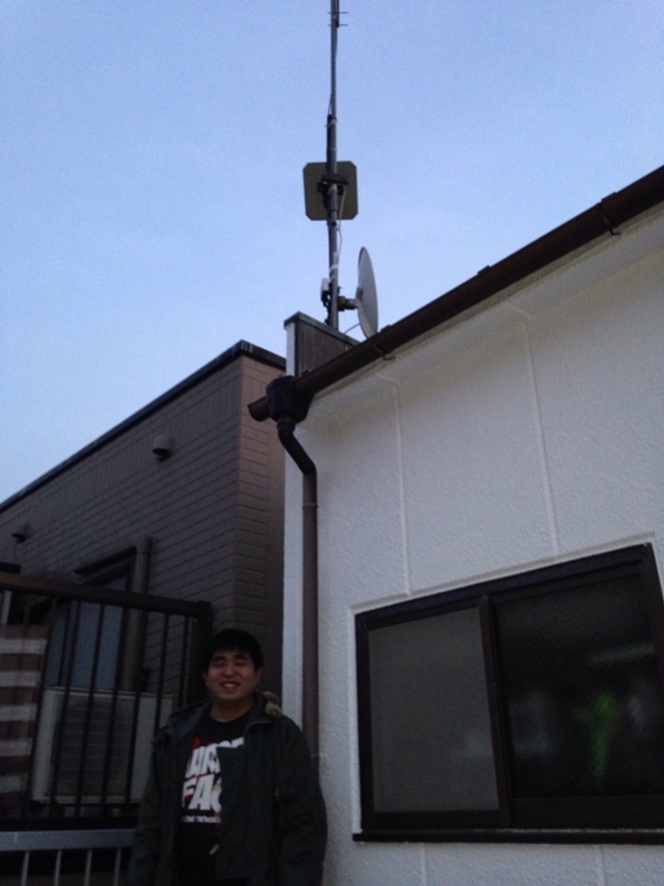 アンテナ前の男性