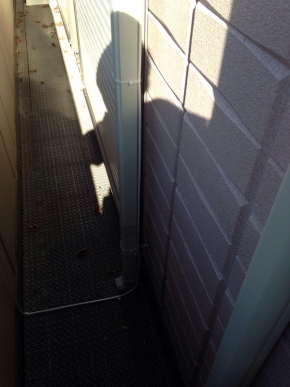 外壁に配線した同軸ケーブル