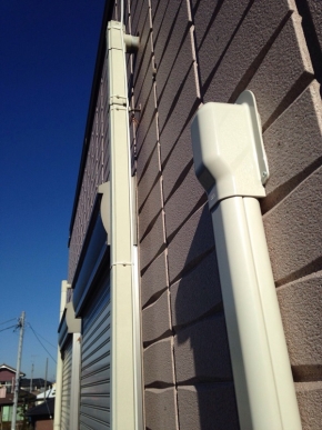 外壁に配線した同軸ケーブル