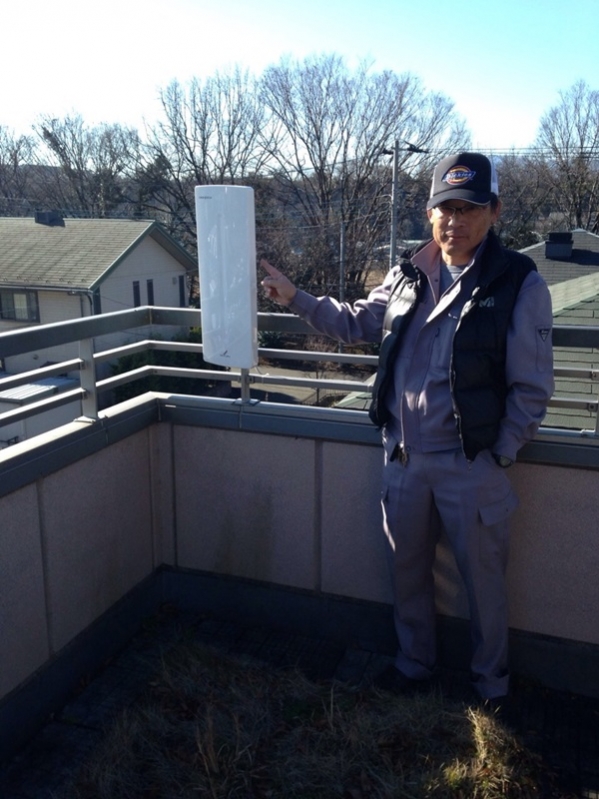 デザインアンテナを指さす男性