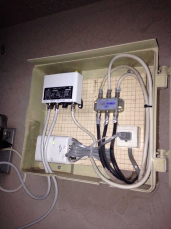 マルチメディアボックス内の機器類