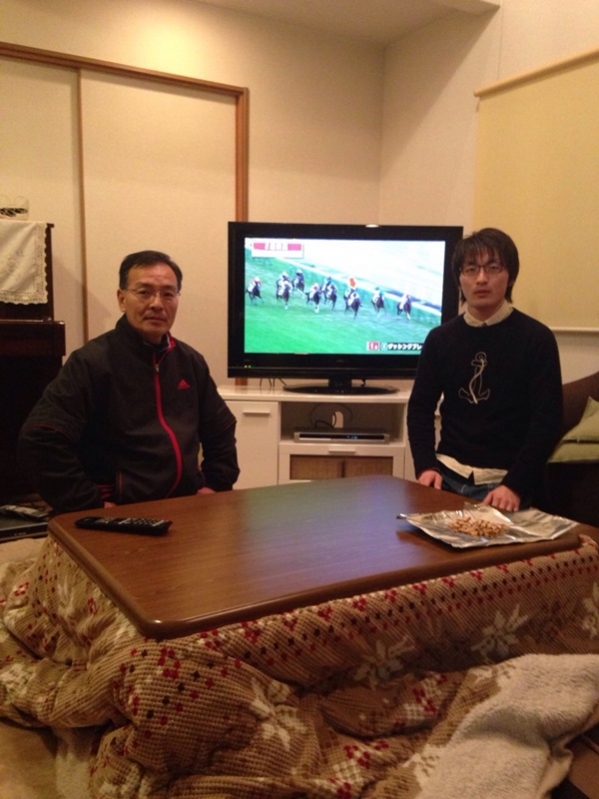 テレビ前の親子