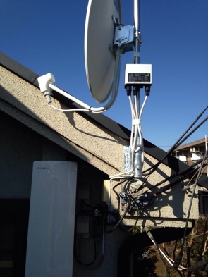 壁面のデザインアンテナとBS/CSアンテナ