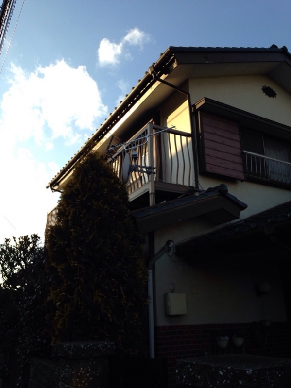 UHFアンテナとBS/CSアンテナを設置した戸建住宅