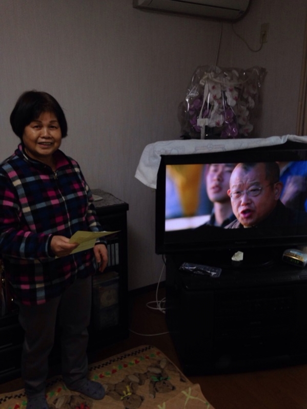 テレビ横の女性