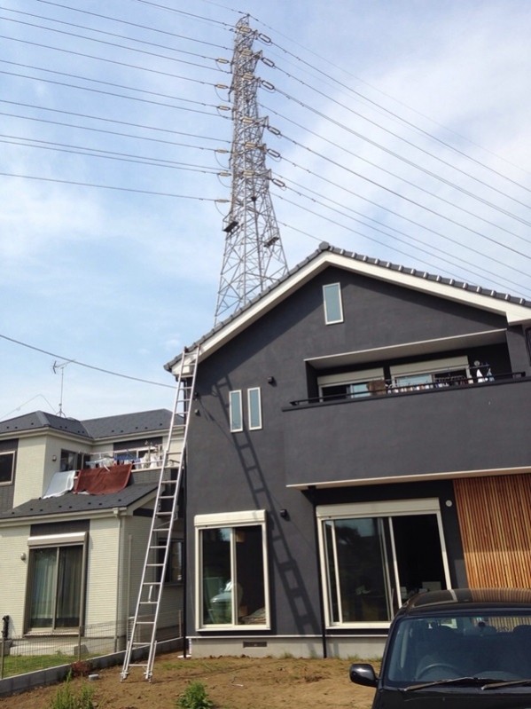 梯子を立てかけた戸建住宅