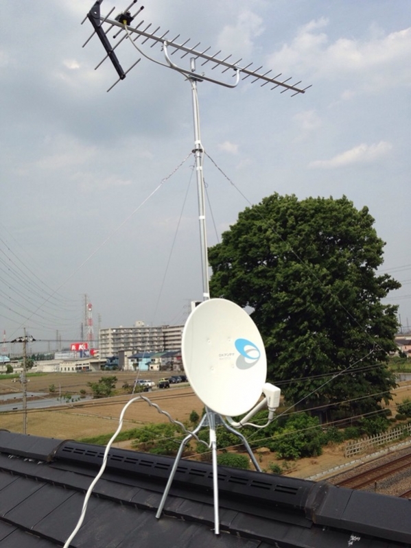 屋根上のUHFアンテナとBS/CSアンテナ