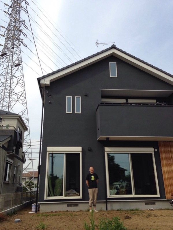 戸建住宅前の男性