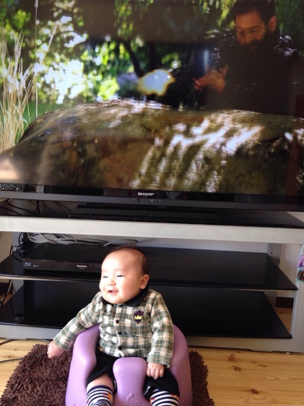 テレビ前の幼児