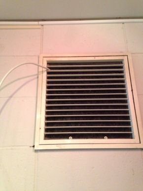 屋内に引き込んだ同軸ケーブル