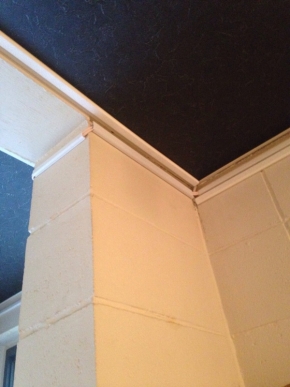 壁に取り付けたモール