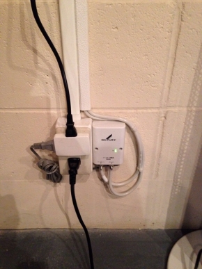 壁に取り付けたブースターの電源部