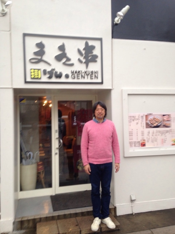 店舗前の男性