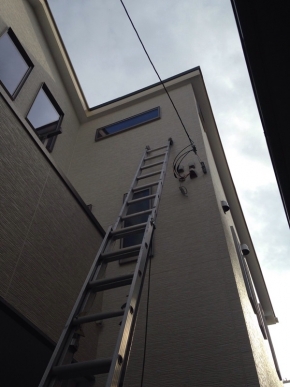 梯子を立てかけた戸建住宅