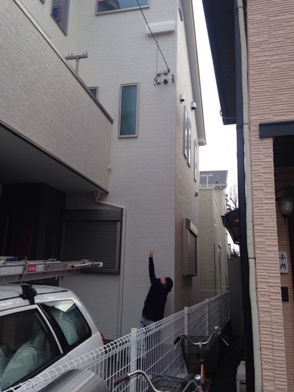 デザインアンテナを指さす男性