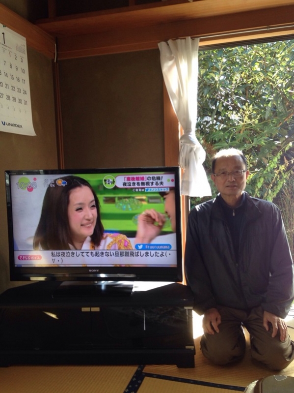 テレビ横の男性