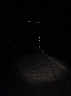 屋根上に設置したUHFアンテナ