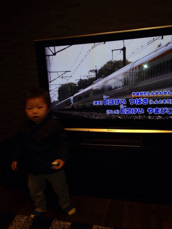 テレビ前の幼児