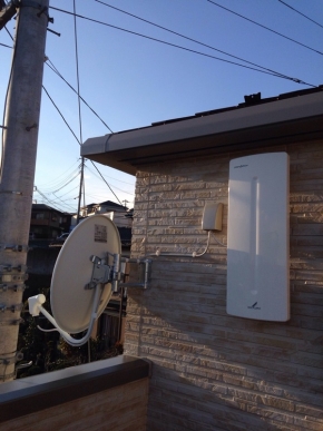 外壁に取り付けたデザインアンテナとBS/CSアンテナ