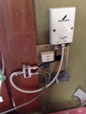 内壁に取り付けた分配器とブースターの電源部