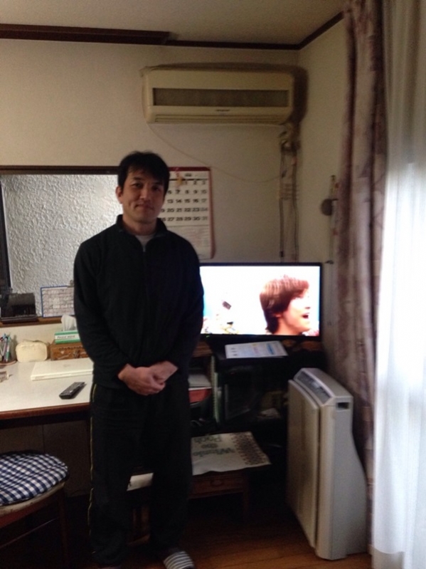 テレビ前の男性